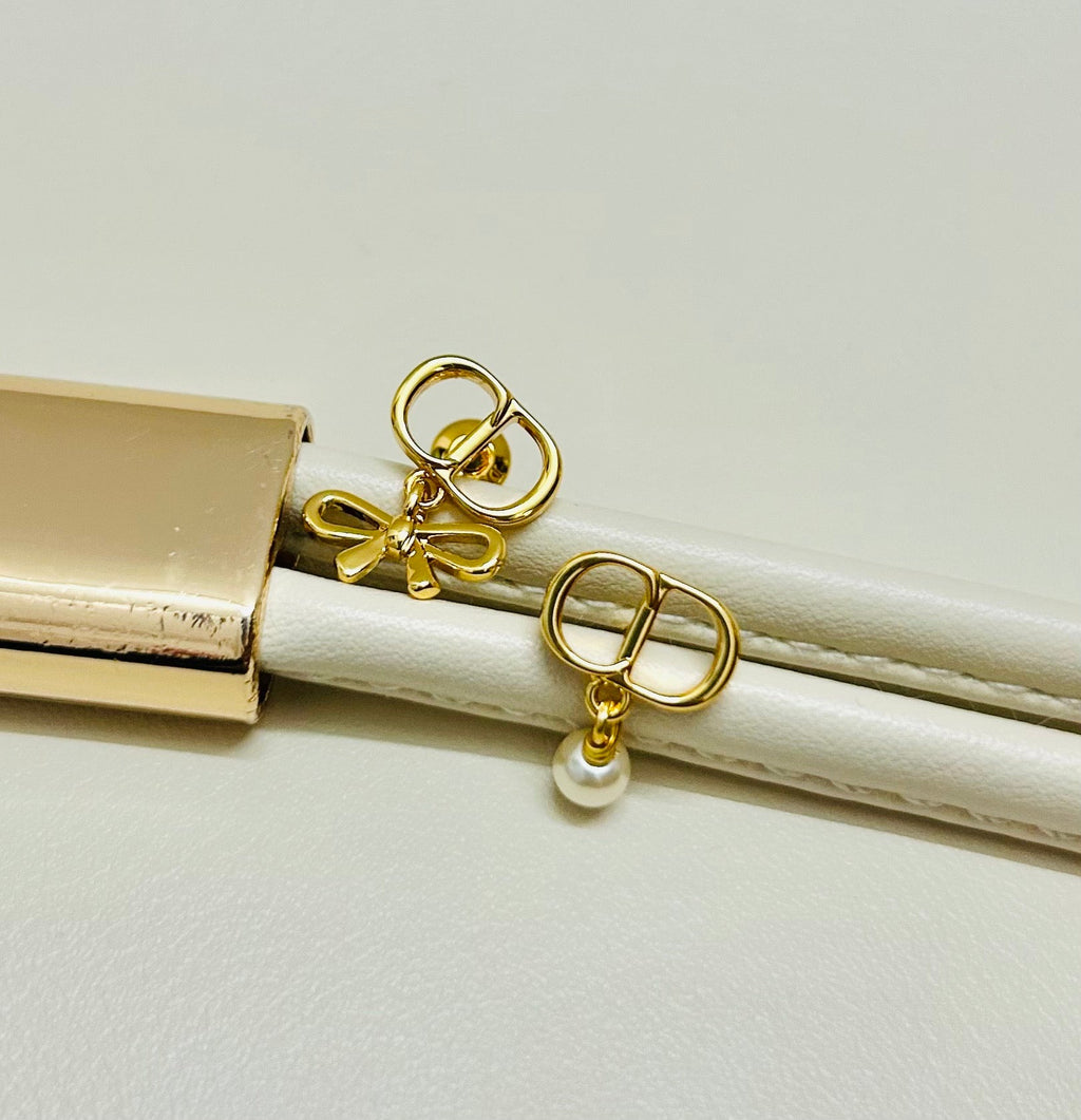 CD 26S MINI BOW PEARL DROP EARRINGS IN GOLD TONE METAL 646612