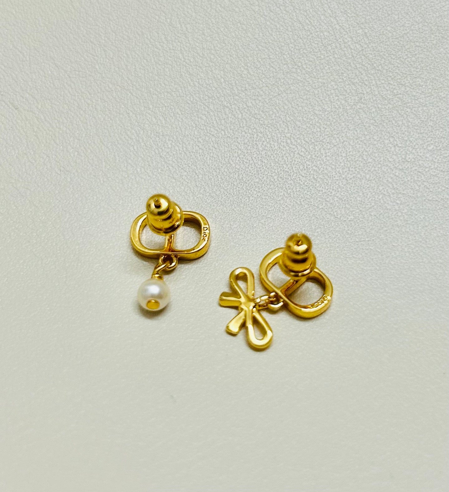 CD 26S MINI BOW PEARL DROP EARRINGS IN GOLD TONE METAL 646612