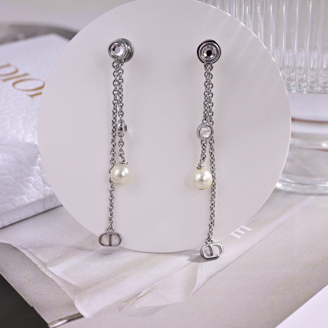 CD 26S PEARL CRYSTAL CHAIN DROP EARRINGS IN SILVER TONE METAL 646468