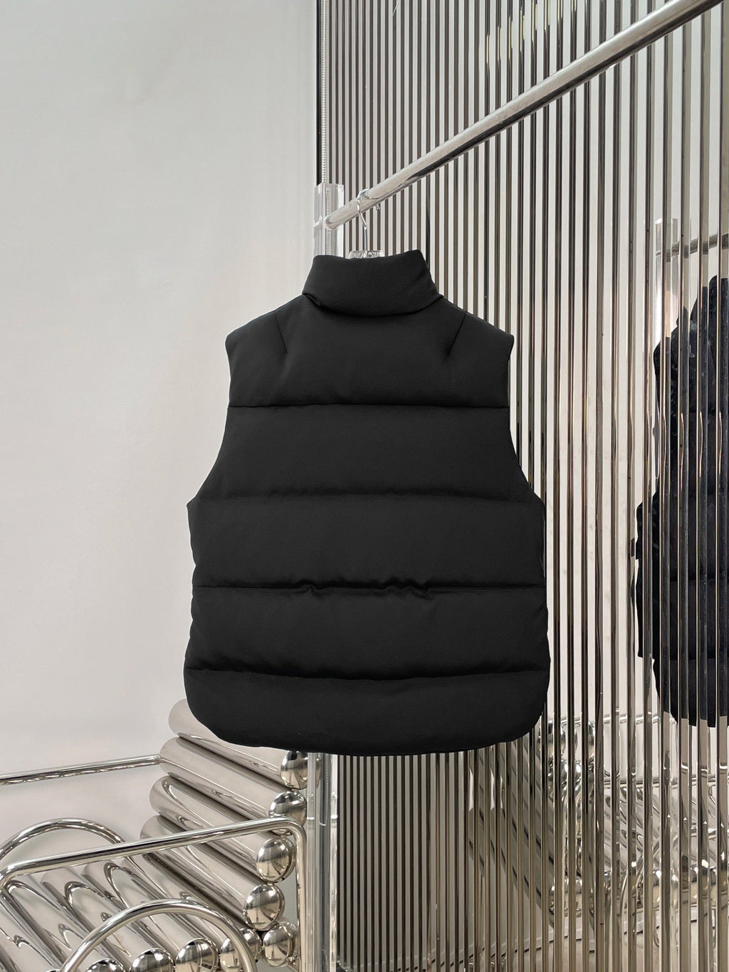 MONCLER 25S SLEEVELESS JACKET 347