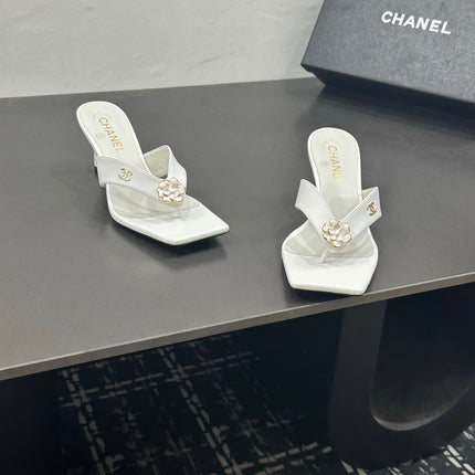 CHANEL 26S HIGH-HEEL THONG SANDALS IN WHITE LAMBSKIN WITH FLOWER DETAIL