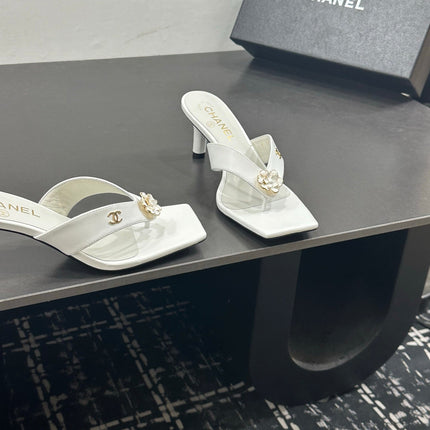 CHANEL 26S HIGH-HEEL THONG SANDALS IN WHITE LAMBSKIN WITH FLOWER DETAIL