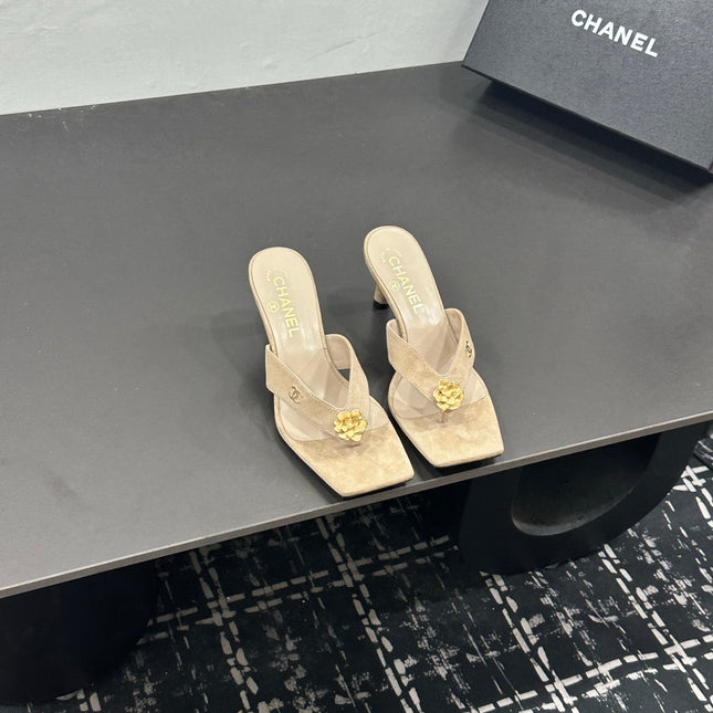 CHANEL 26S HIGH-HEEL THONG SANDALS IN BEIGE SUEDE WITH FLOWER DETAIL