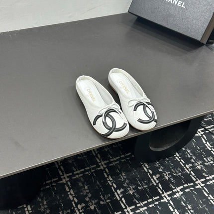 CHANEL 26S BALLET FLATS IN WHITE CALFSKIN WITH BLACK CC LOGO