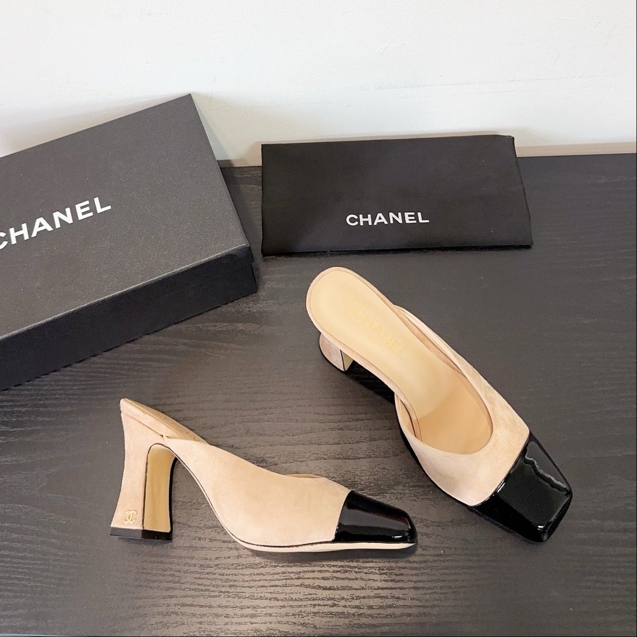 CHANEL MULES IN BLACK AND BEIGE SUEDE