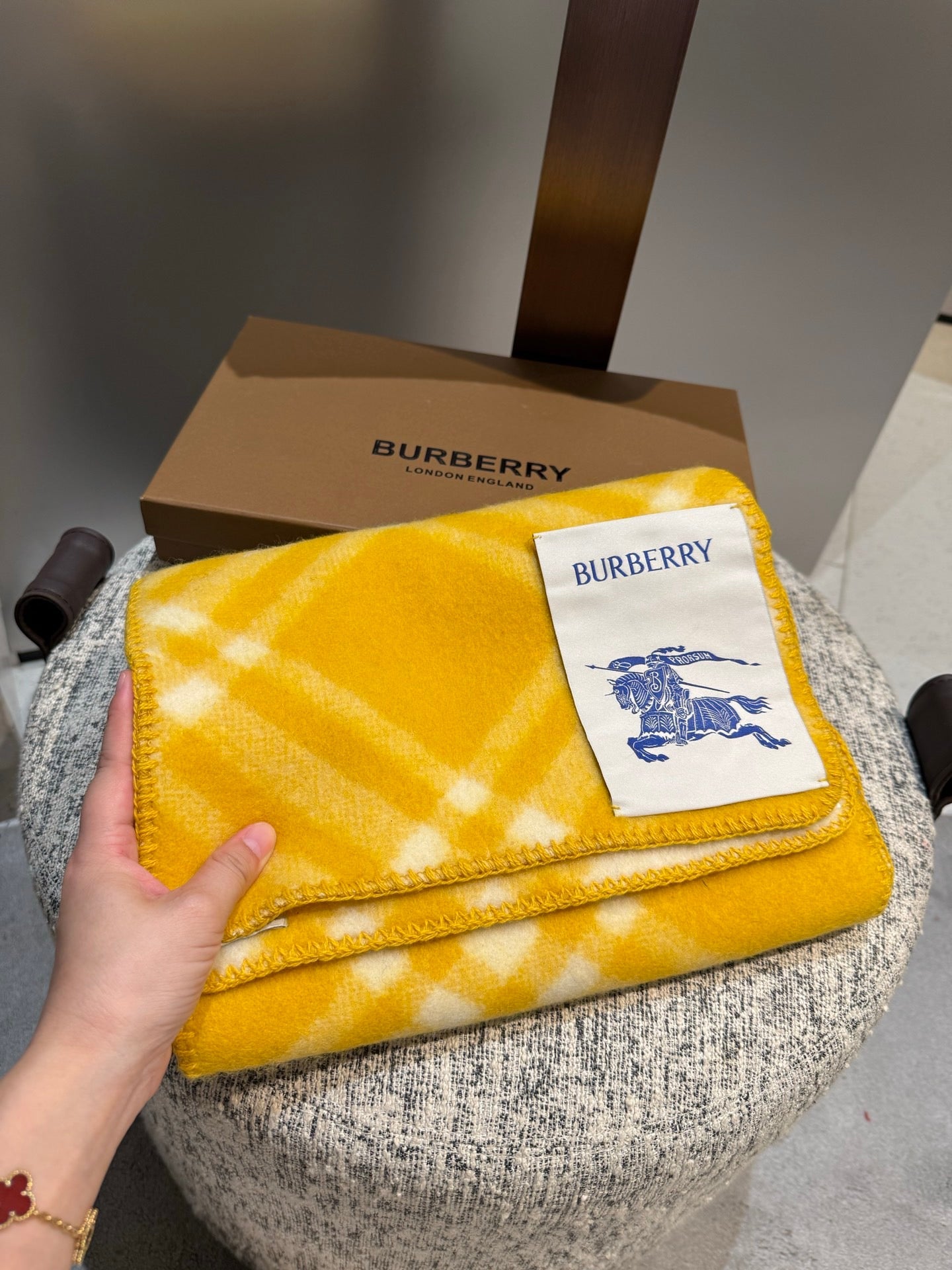 BURBERRY 26S SCARF 180CM IN CASHMERE 307284