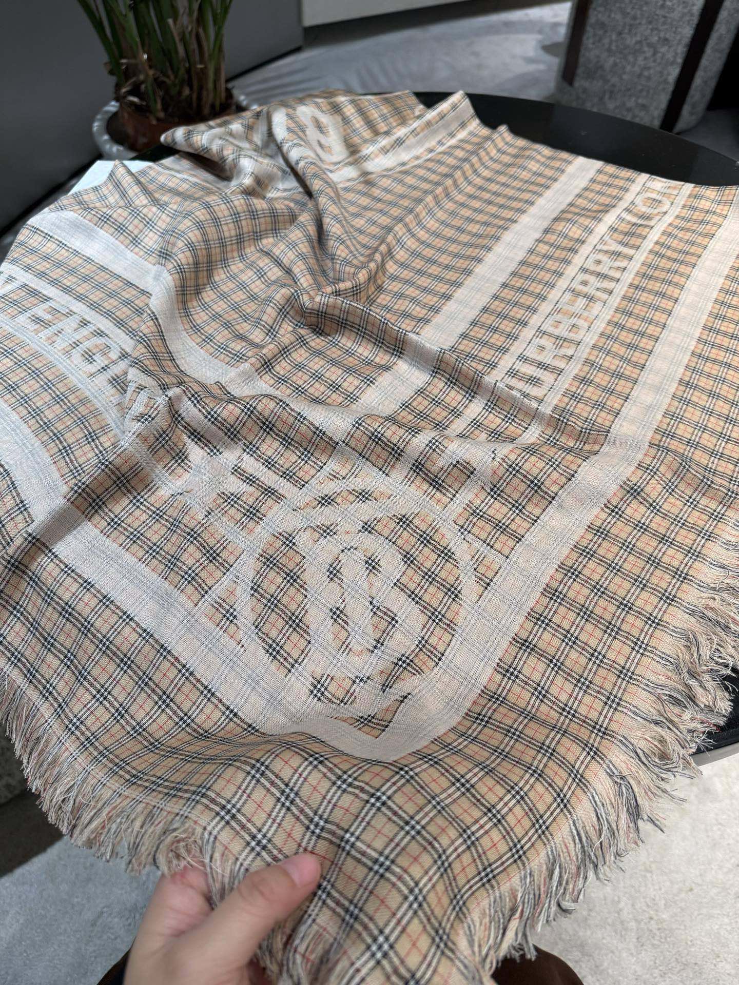 BURBERRY 26S SCARF 130CM IN CASHMERE 215168