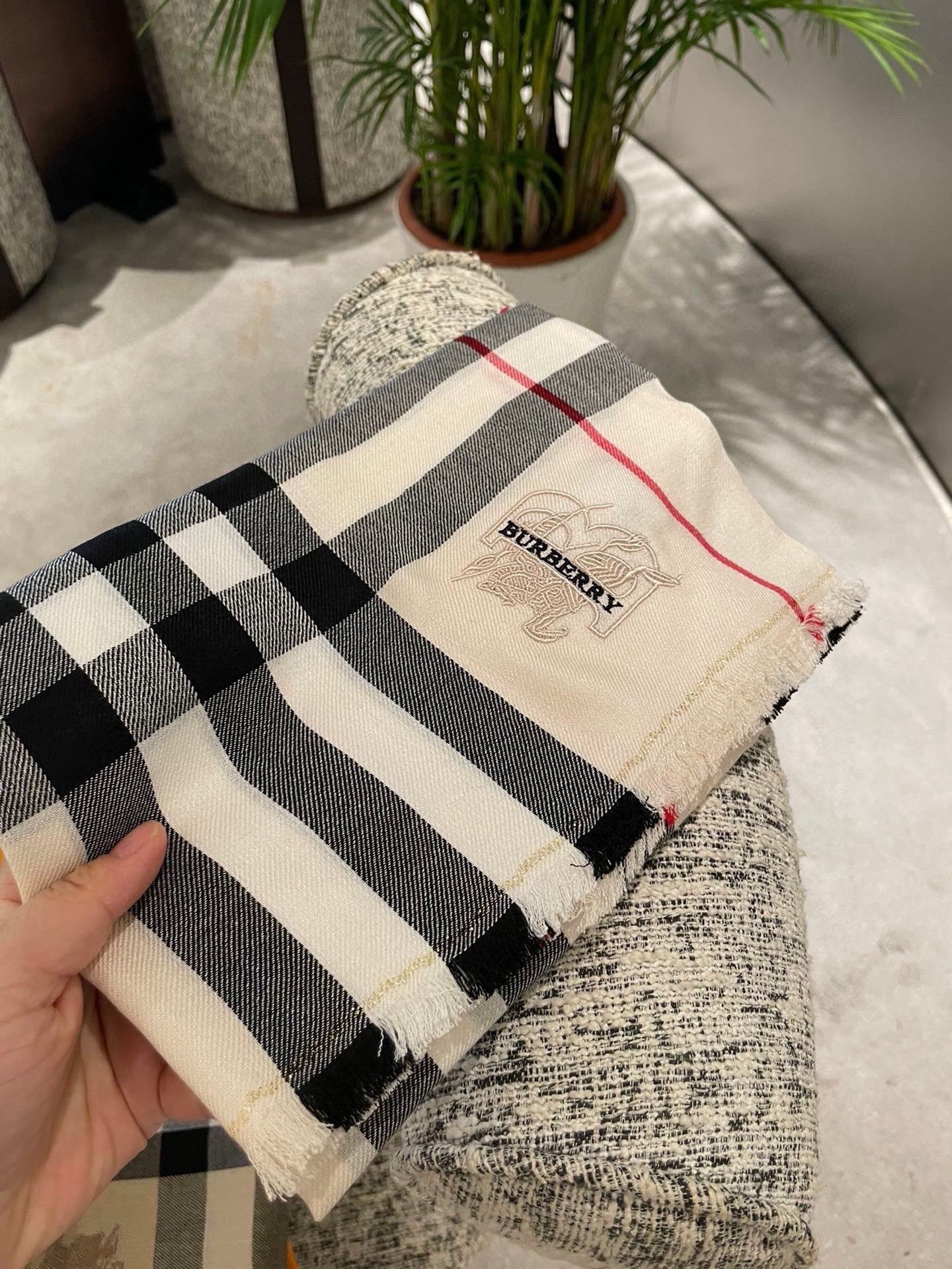 BURBERRY 26S SCARF 200CM IN CASHMERE 215173