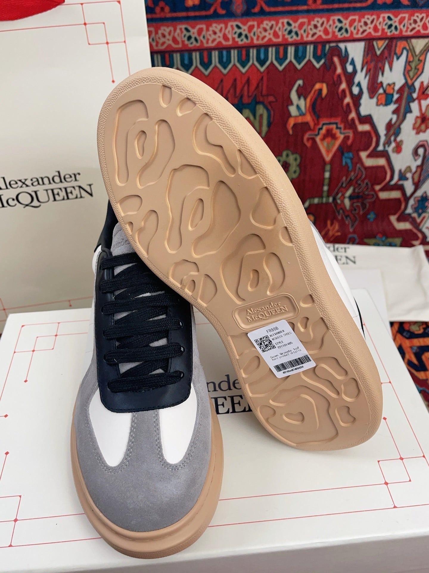 OVERSIZED RETRO SNEAKER IN WHITE BLACK GREY CALFSKIN
