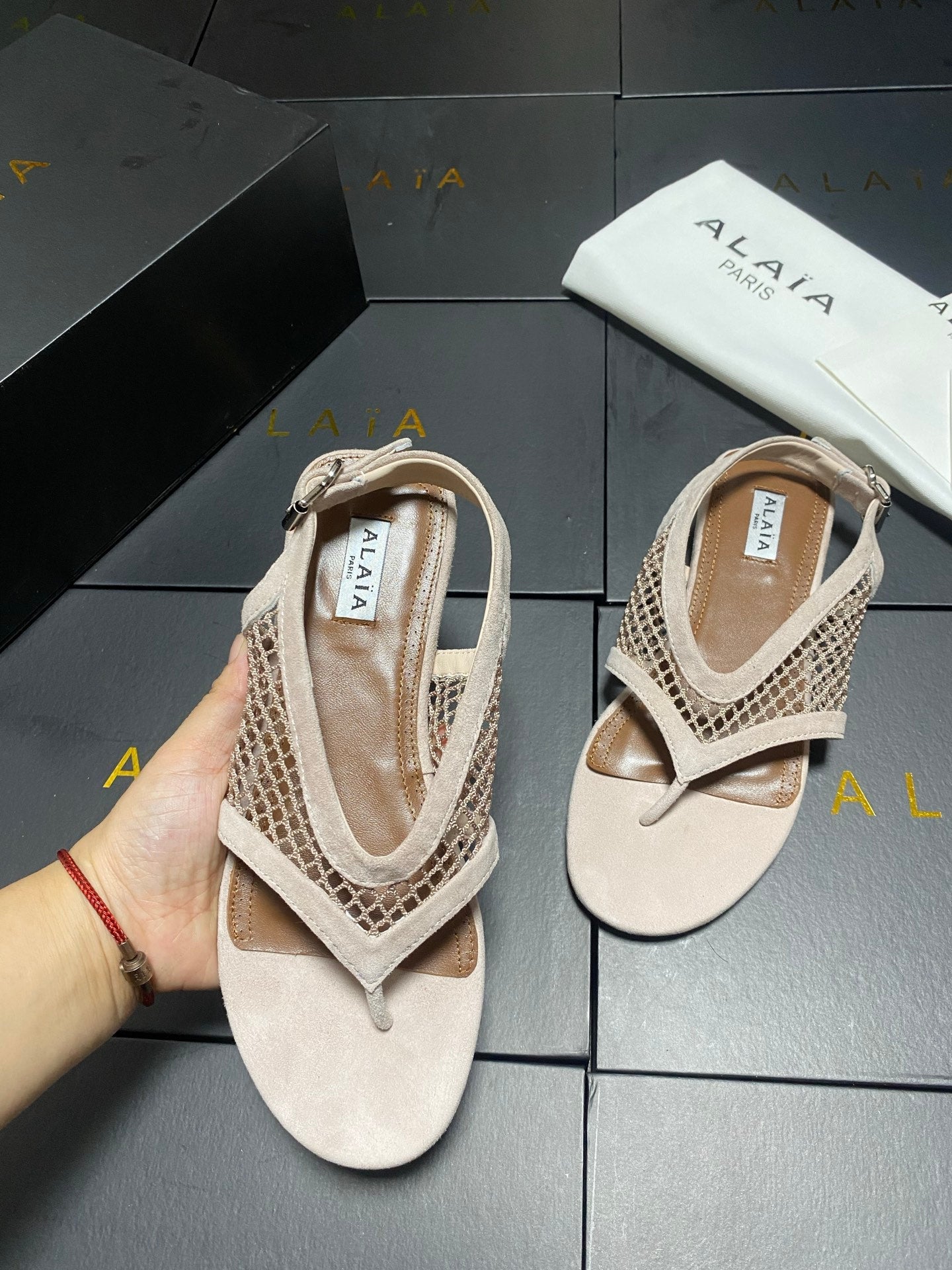 ALAIA 26S FLAT MESH THONG SANDALS IN BEIGE SUEDE