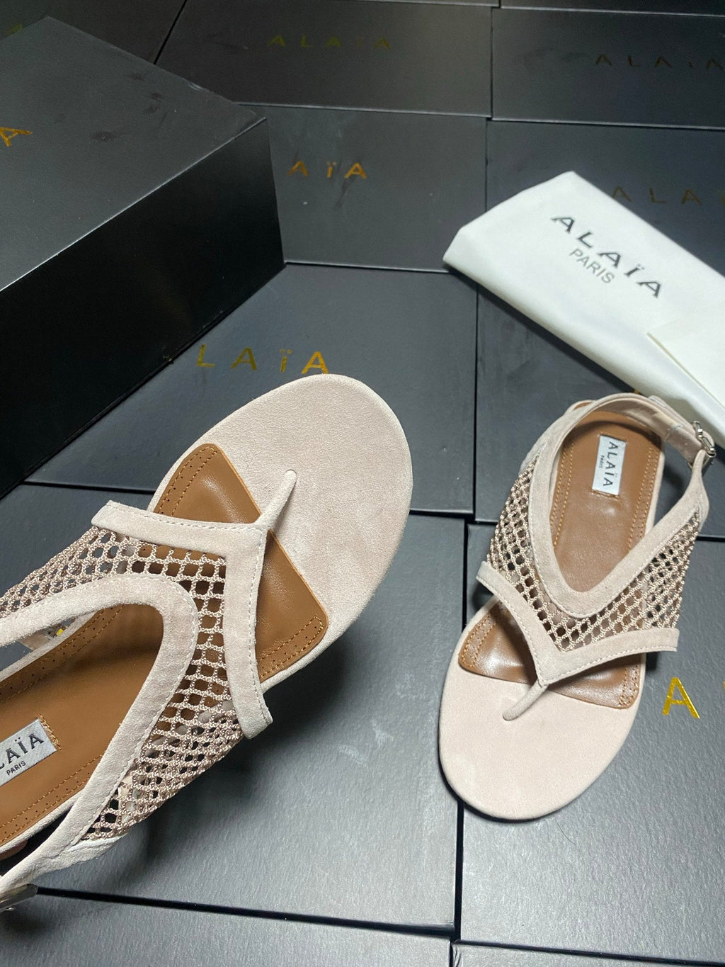 ALAIA 26S FLAT MESH THONG SANDALS IN BEIGE SUEDE