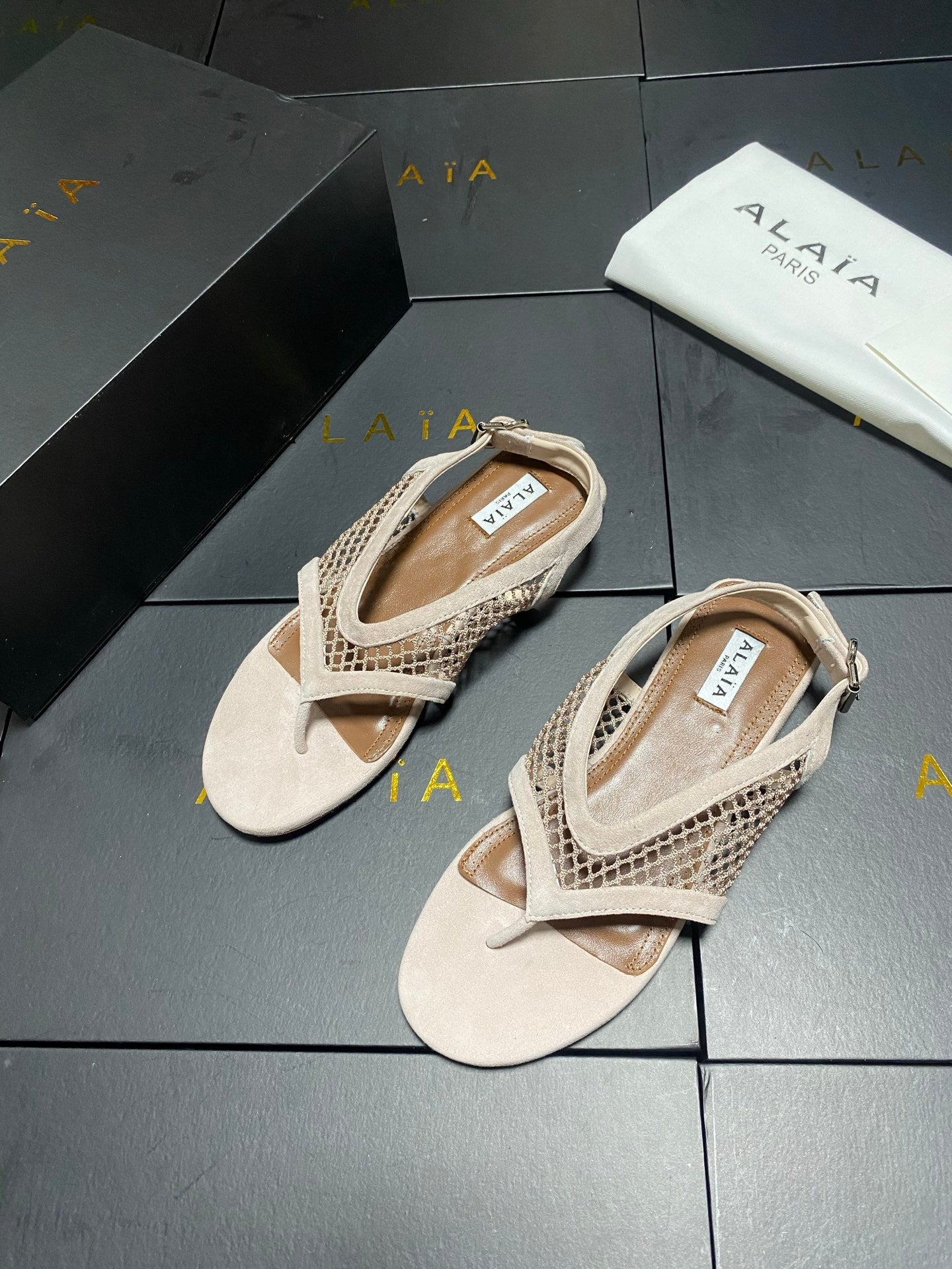 ALAIA 26S FLAT MESH THONG SANDALS IN BEIGE SUEDE
