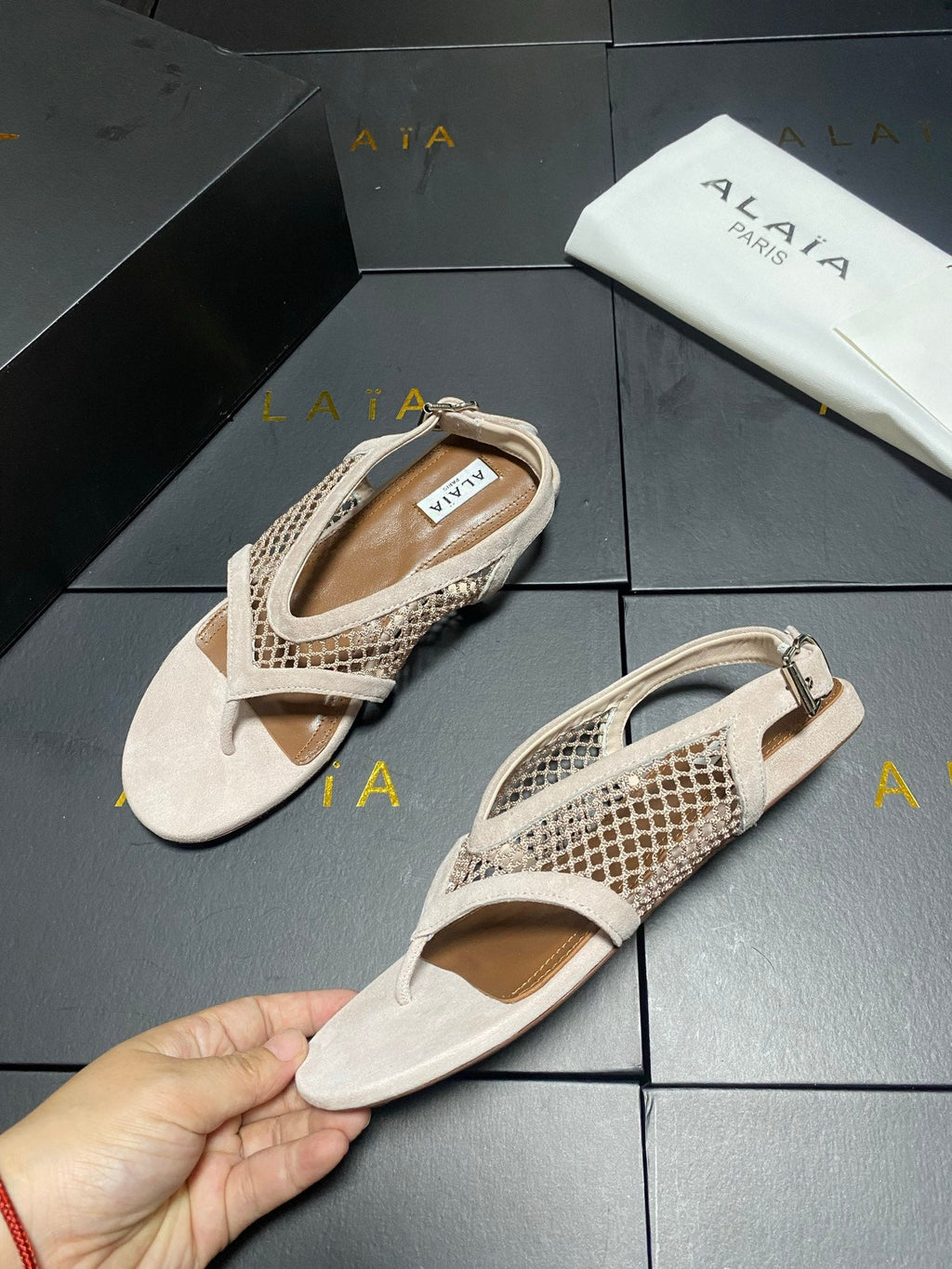 ALAIA 26S FLAT MESH THONG SANDALS IN BEIGE SUEDE