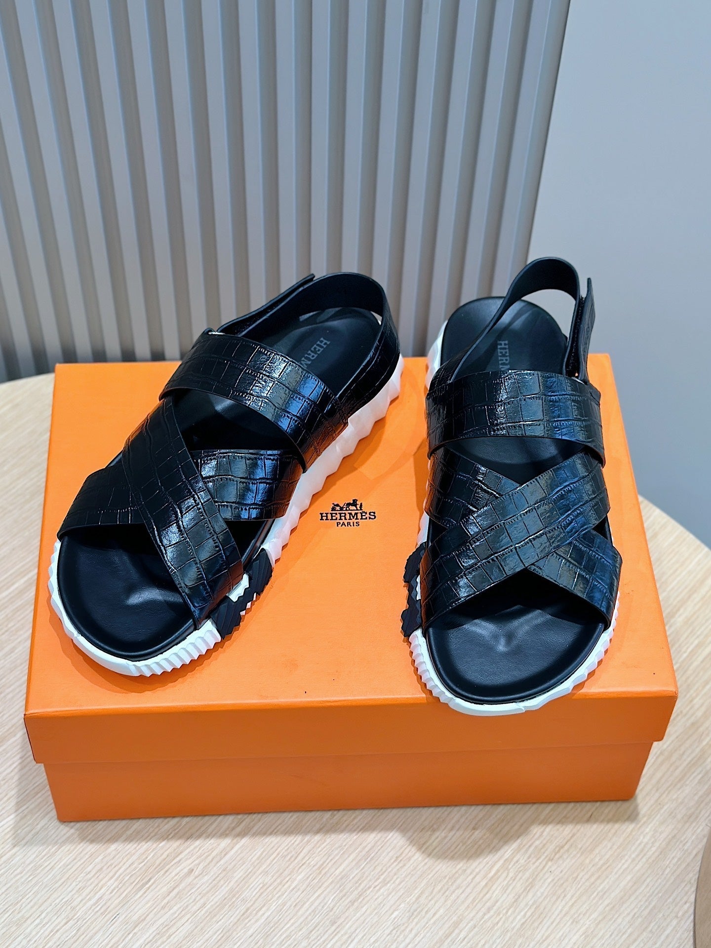 HM ELECTRIC SANDAL BLACK WITH MOTIF CALFSKIN