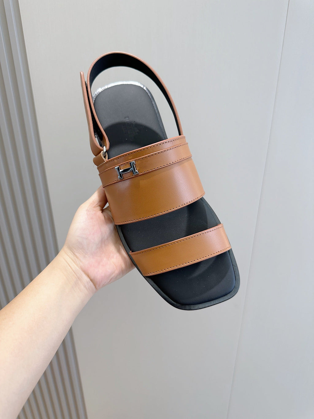 HM HENRIO FLAT SANDAL CARAMEL CALFSKIN