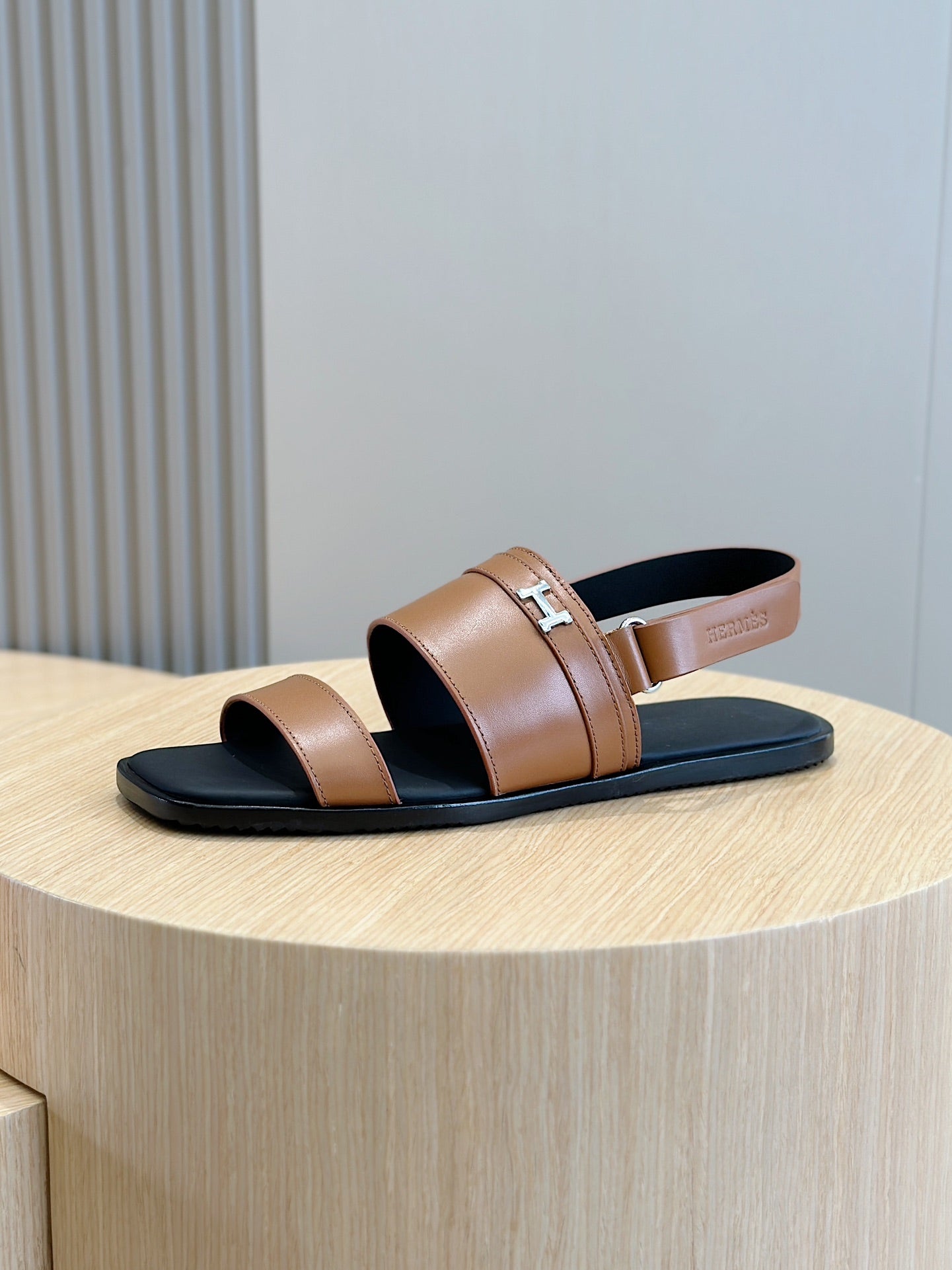 HM HENRIO FLAT SANDAL CARAMEL CALFSKIN