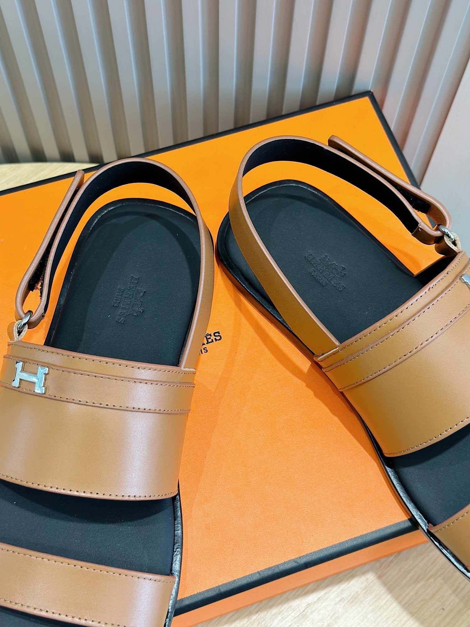 HM HENRIO FLAT SANDAL CARAMEL CALFSKIN
