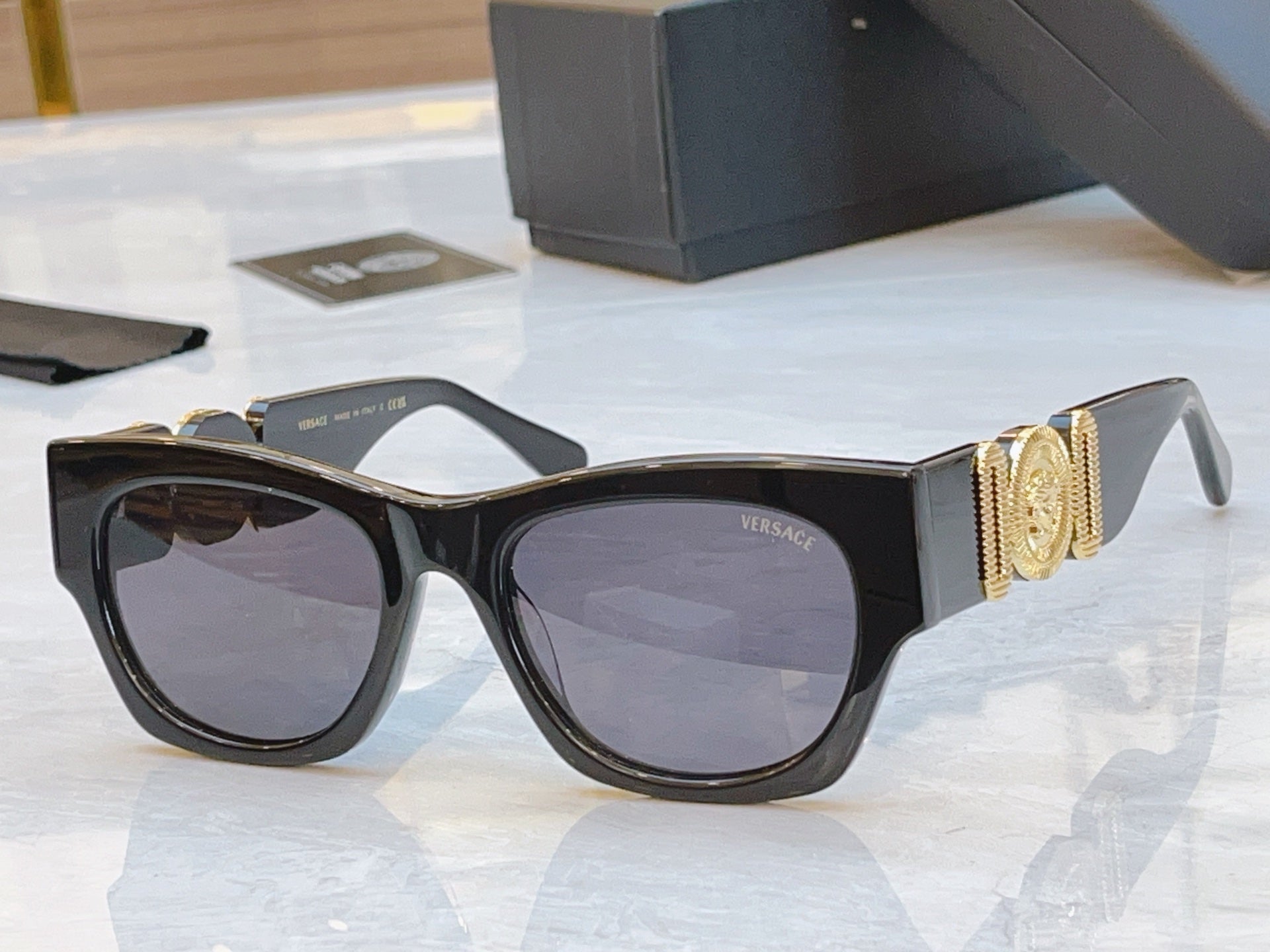 EMBOSSED LOGO MEDUSA BIGGIE SQUARE FRAME SUNGLASSES VE 6787 IN ACETATE