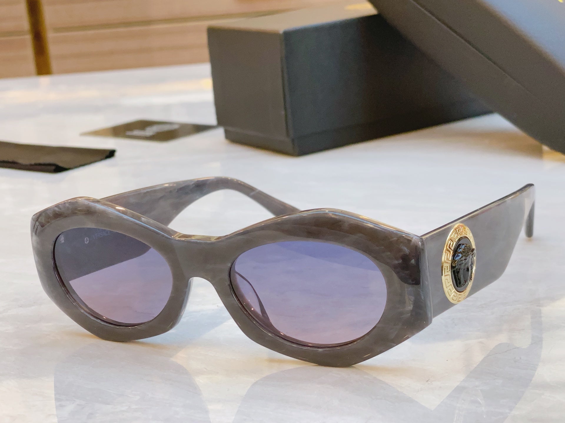 EMBOSSED LOGO MEDUSA BIGGIE RHOMBUS FRAME SUNGLASSES VE 422/E IN ACETATE
