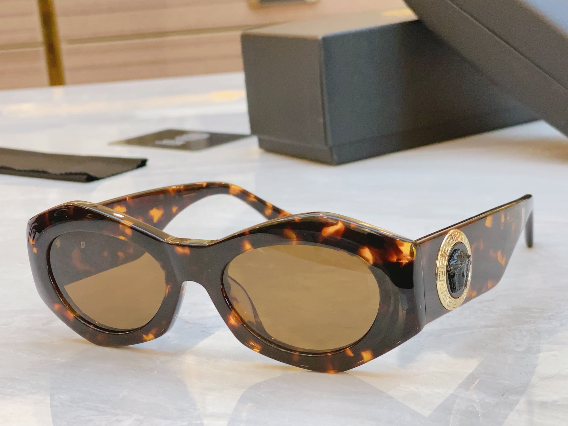 EMBOSSED LOGO MEDUSA BIGGIE RHOMBUS FRAME SUNGLASSES VE 422/E IN ACETATE