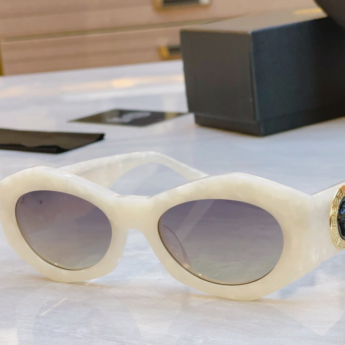 EMBOSSED LOGO MEDUSA BIGGIE RHOMBUS FRAME SUNGLASSES VE 422/E IN ACETATE