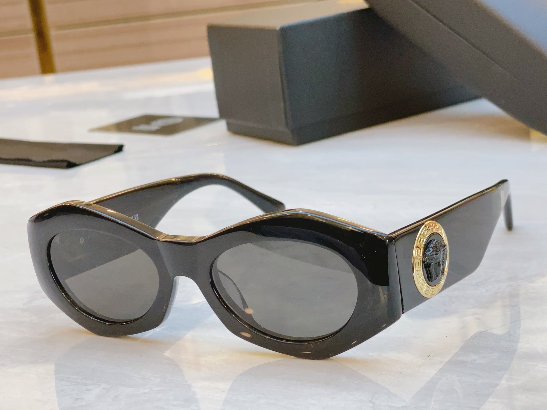 EMBOSSED LOGO MEDUSA BIGGIE RHOMBUS FRAME SUNGLASSES VE 422/E IN ACETATE