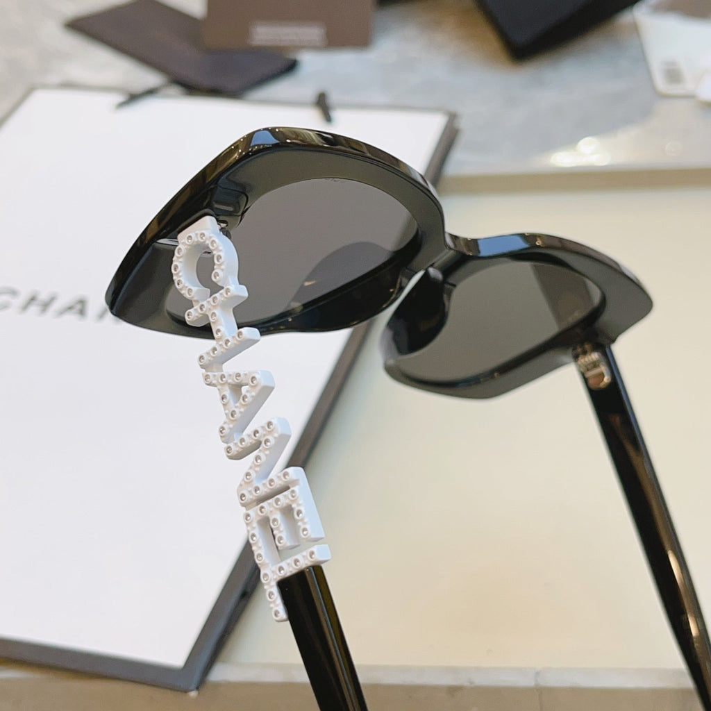 CAT EYE SUNGLASSES IN BLACK ACETATE