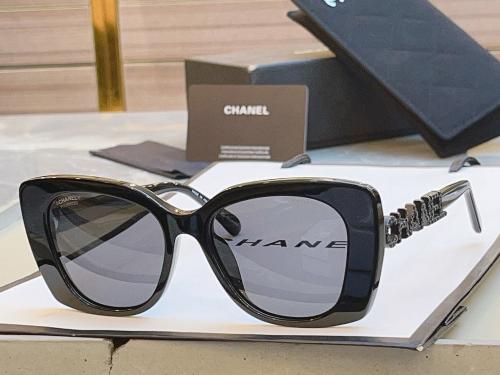 CAT EYE SUNGLASSES IN BLACK ACETATE