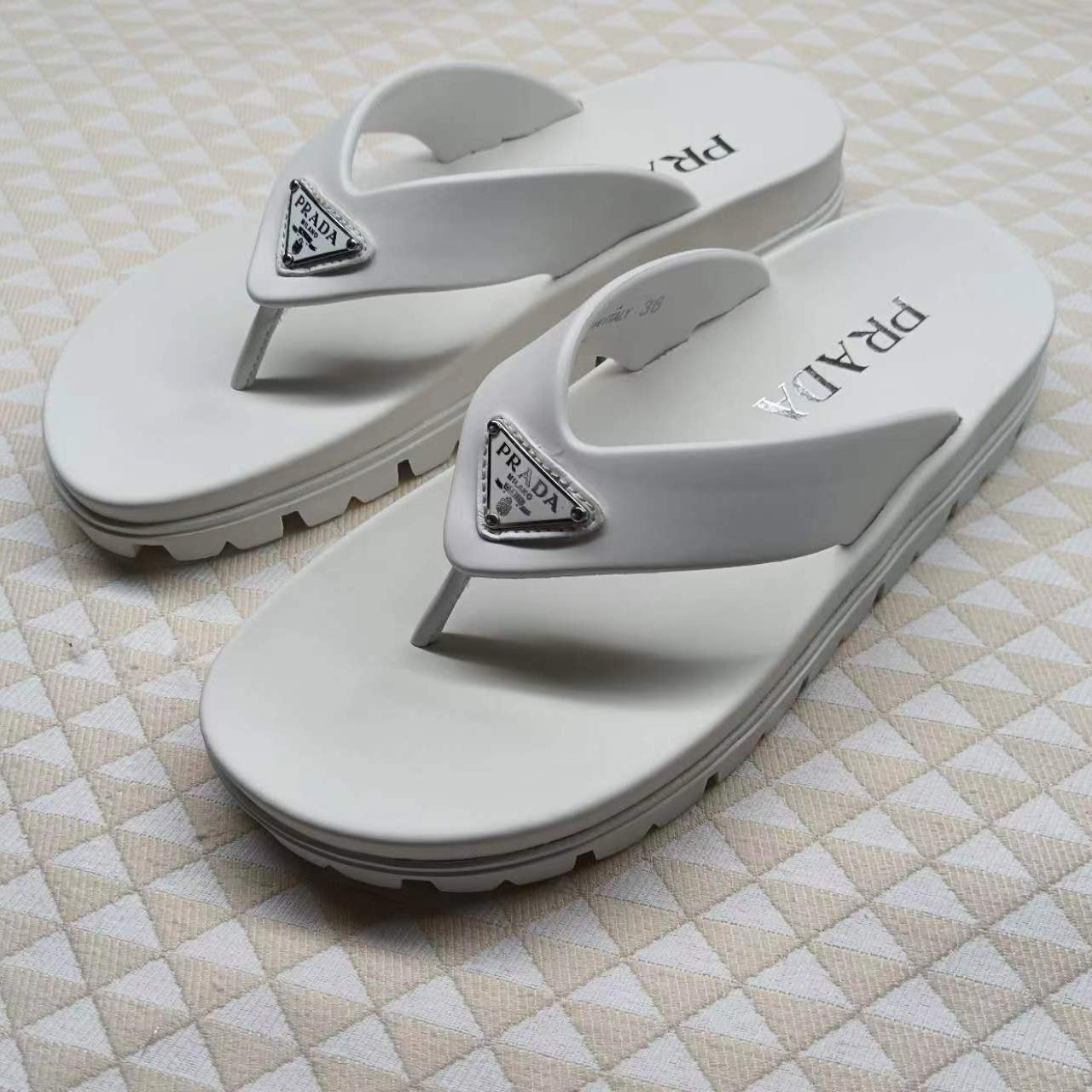PRADA 26S FLIP FLOPS IN WHITE CALFSKIN WITH LOGO