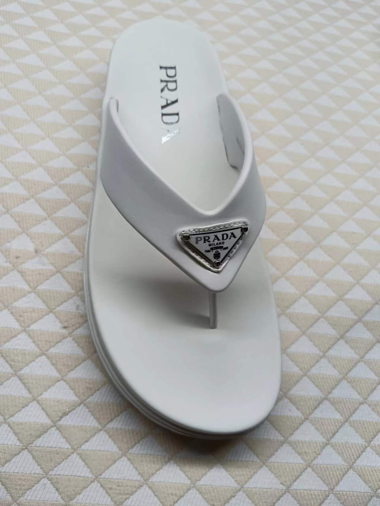 PRADA 26S FLIP FLOPS IN WHITE CALFSKIN WITH LOGO