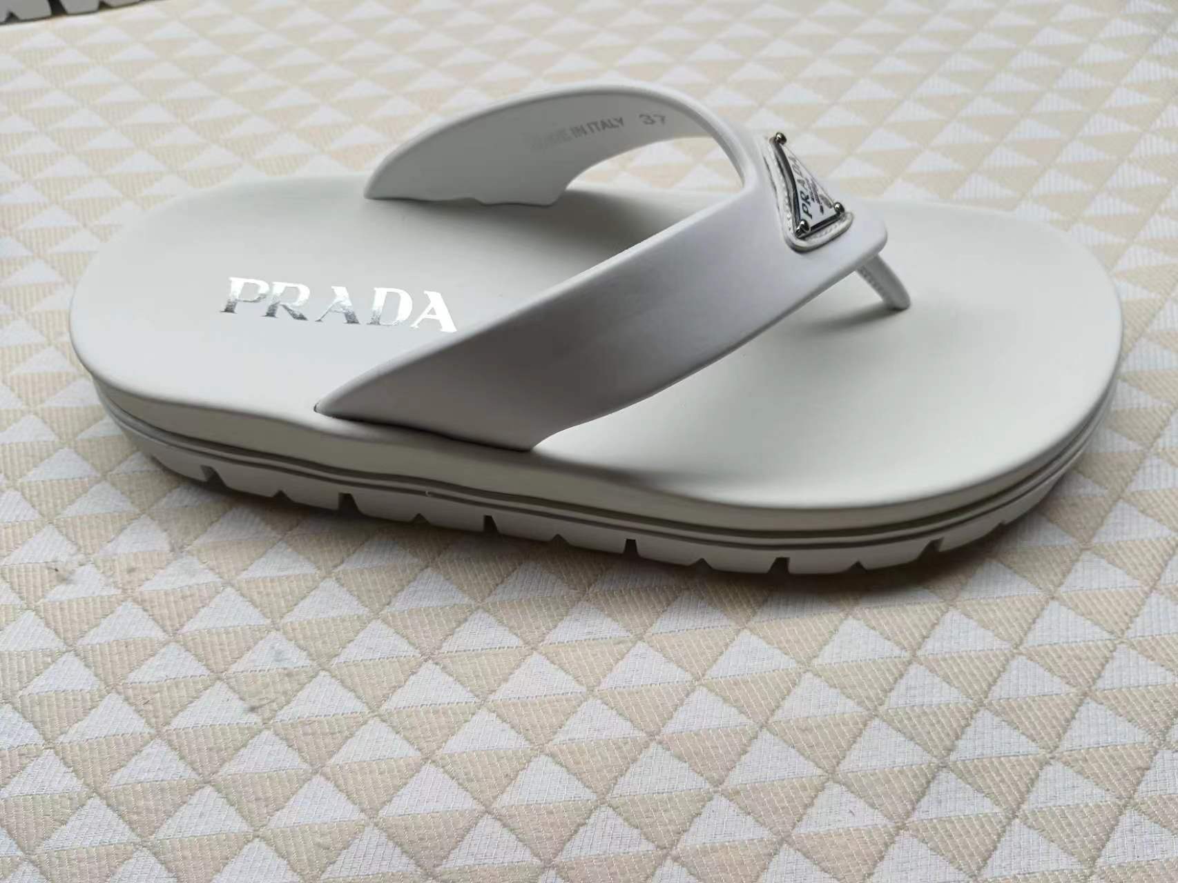 PRADA 26S FLIP FLOPS IN WHITE CALFSKIN WITH LOGO