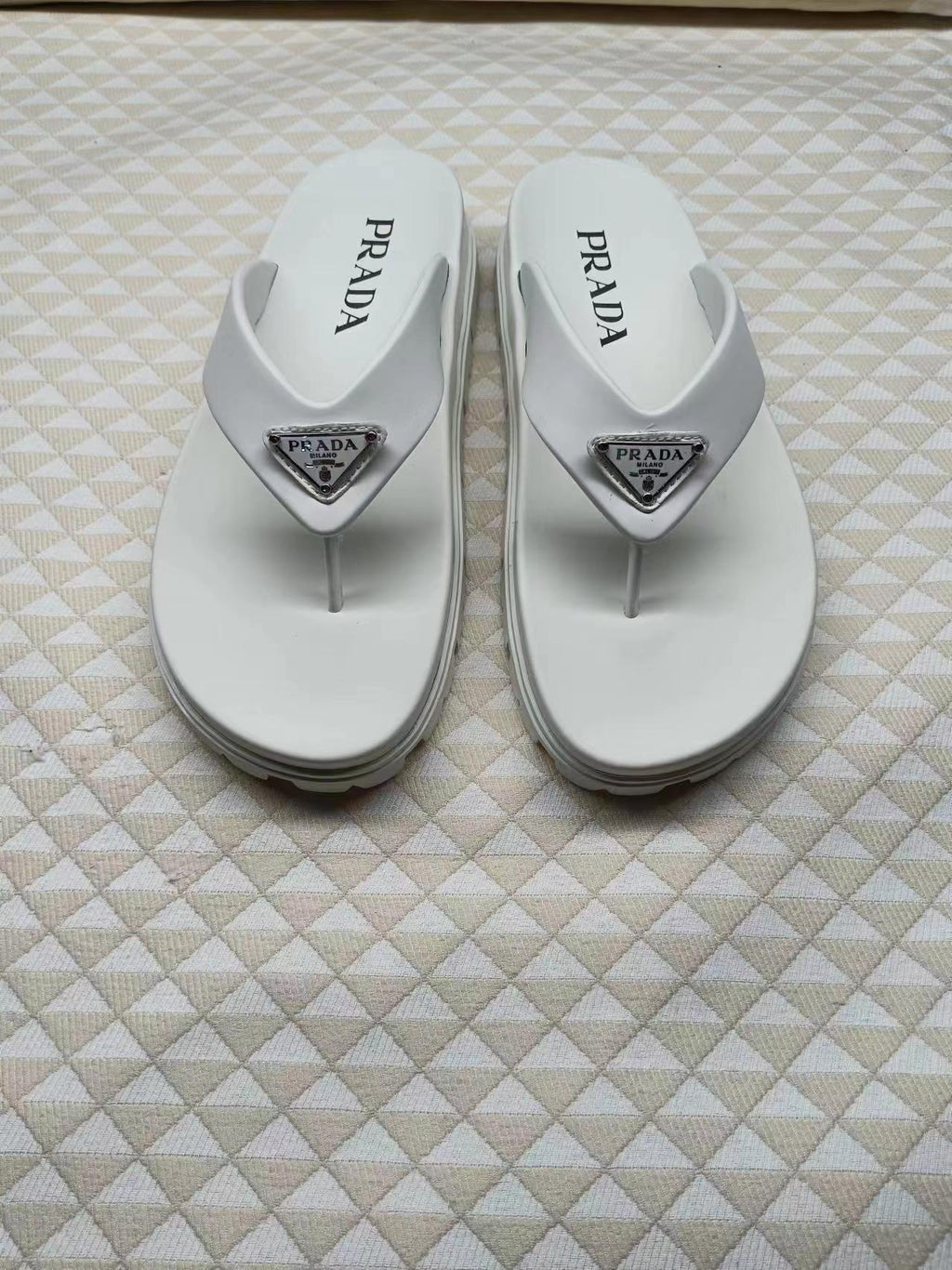 PRADA 26S FLIP FLOPS IN WHITE CALFSKIN WITH LOGO