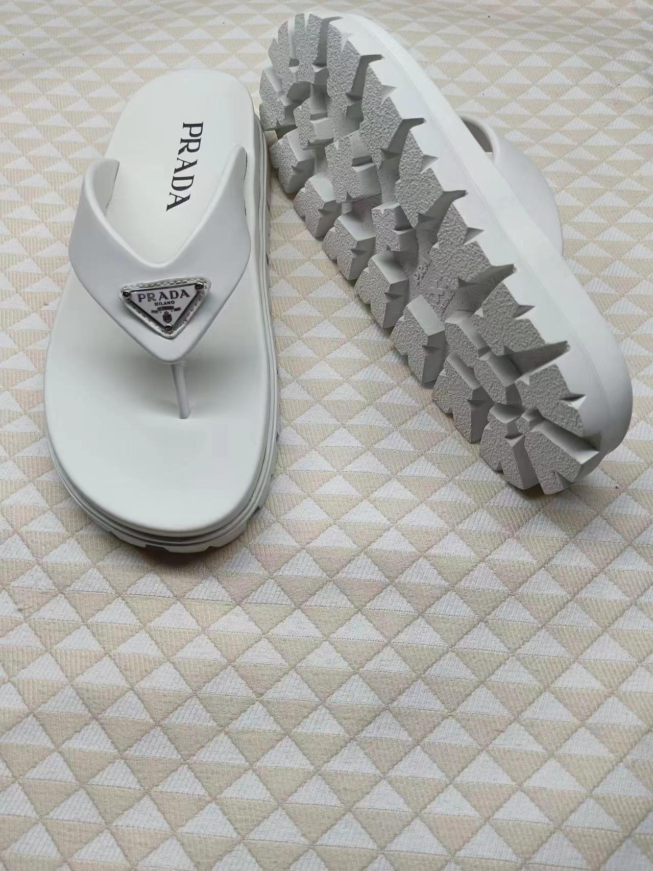 PRADA 26S FLIP FLOPS IN WHITE CALFSKIN WITH LOGO