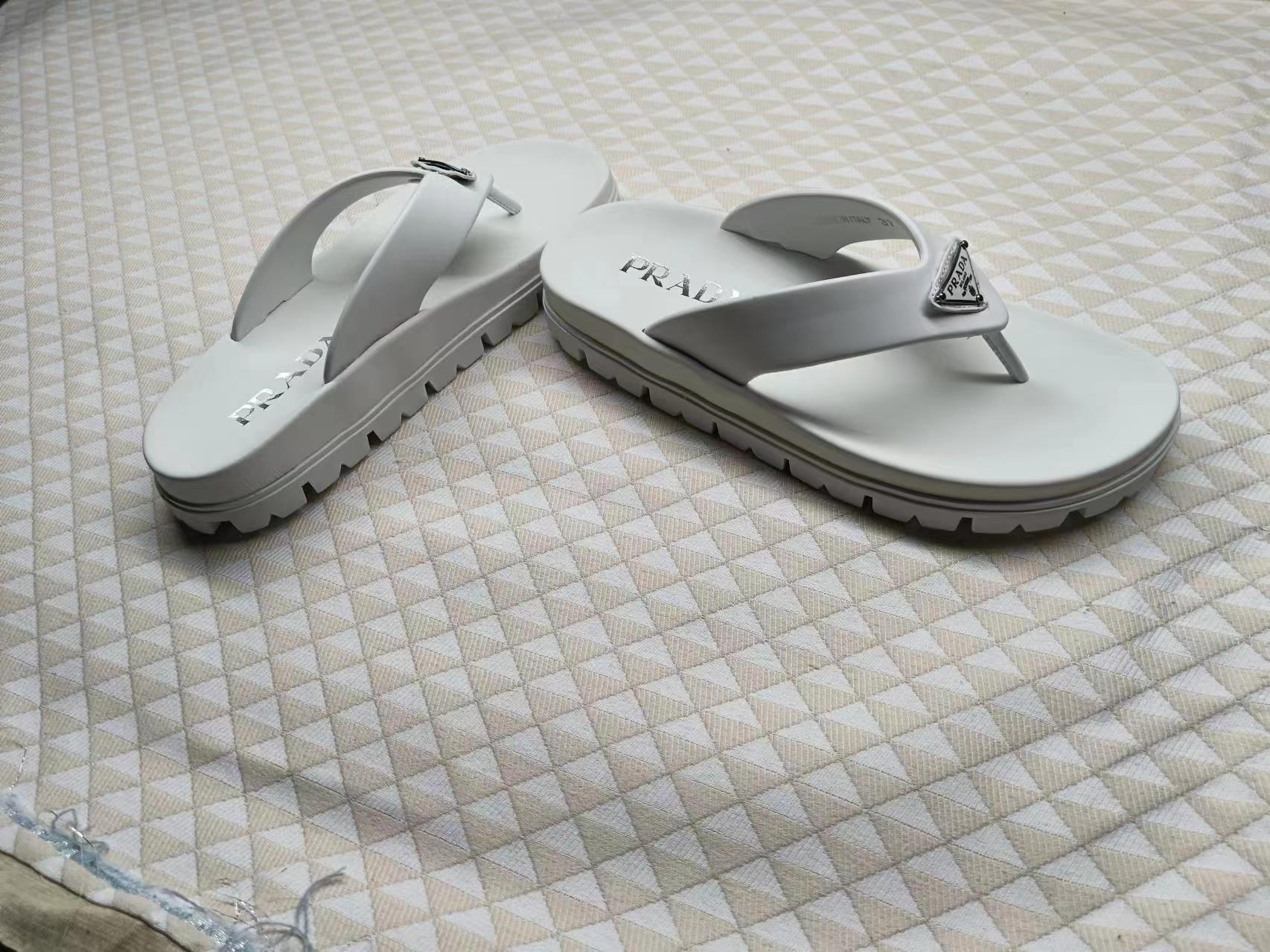 PRADA 26S FLIP FLOPS IN WHITE CALFSKIN WITH LOGO