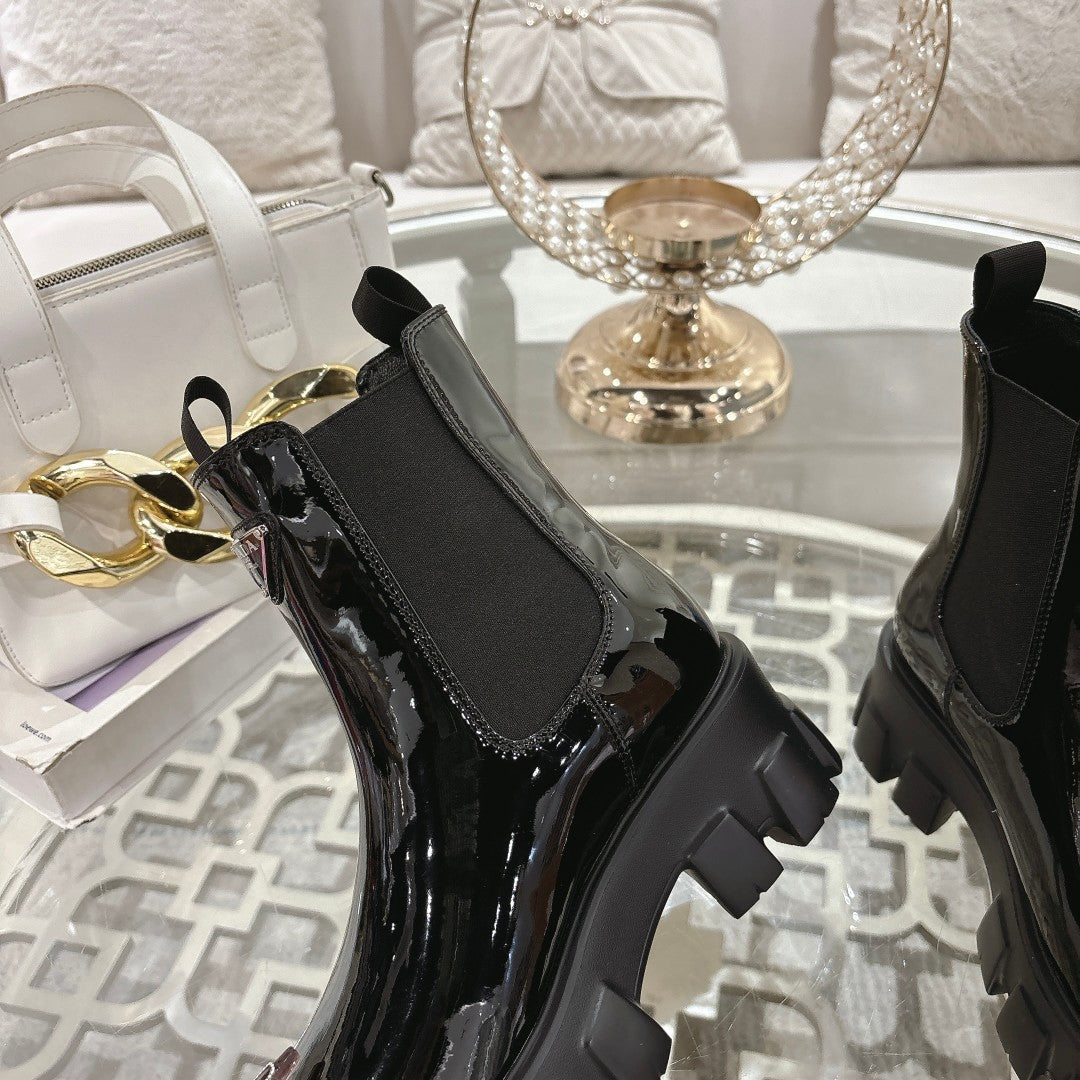 PRADA 26S MONOLITH CHELSEA BOOTS IN BLACK PATENT CALFSKIN AND FABRIC