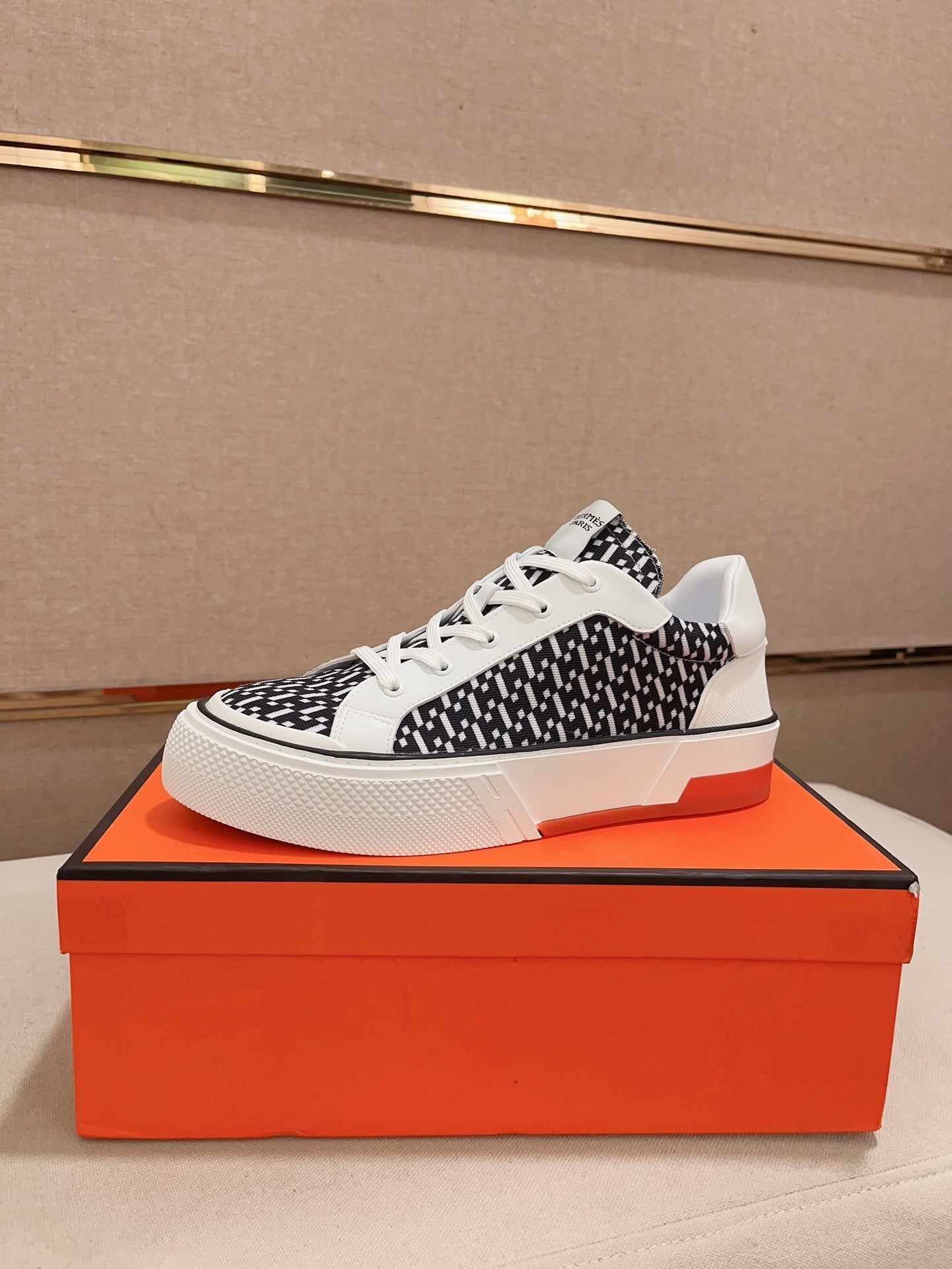 HM DAY SNEAKER BLACK AND WHITE FABRIC