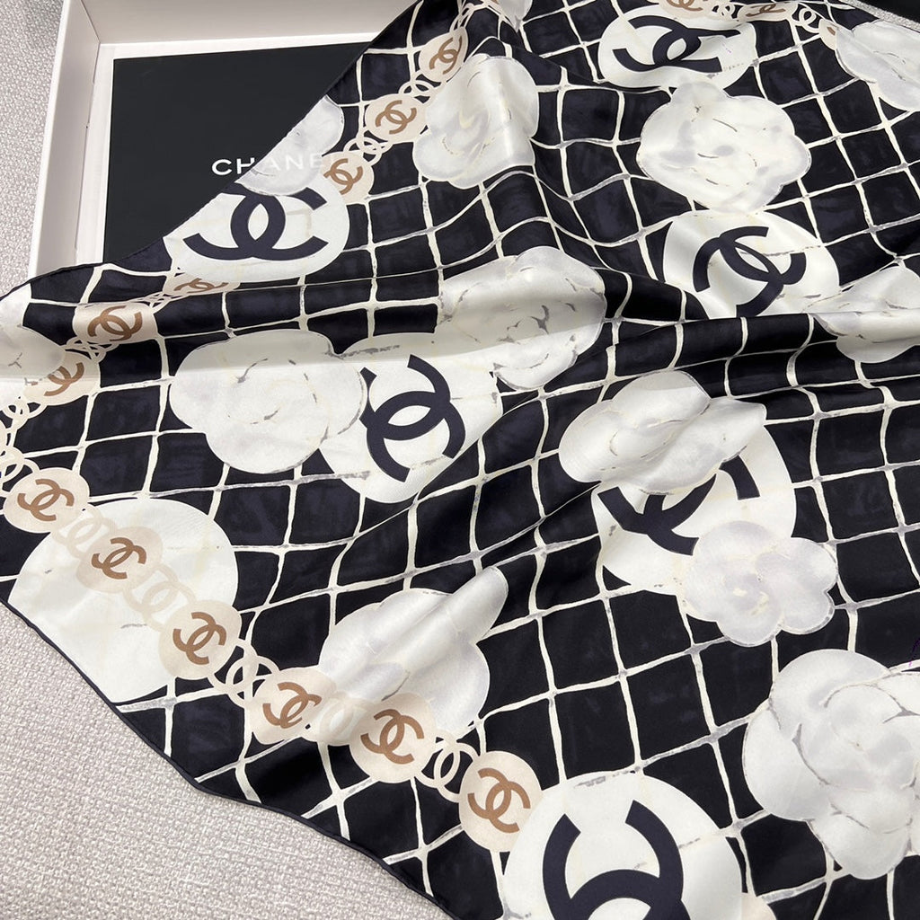 CHANEL 26S SCARF 90 IN SILK 311804