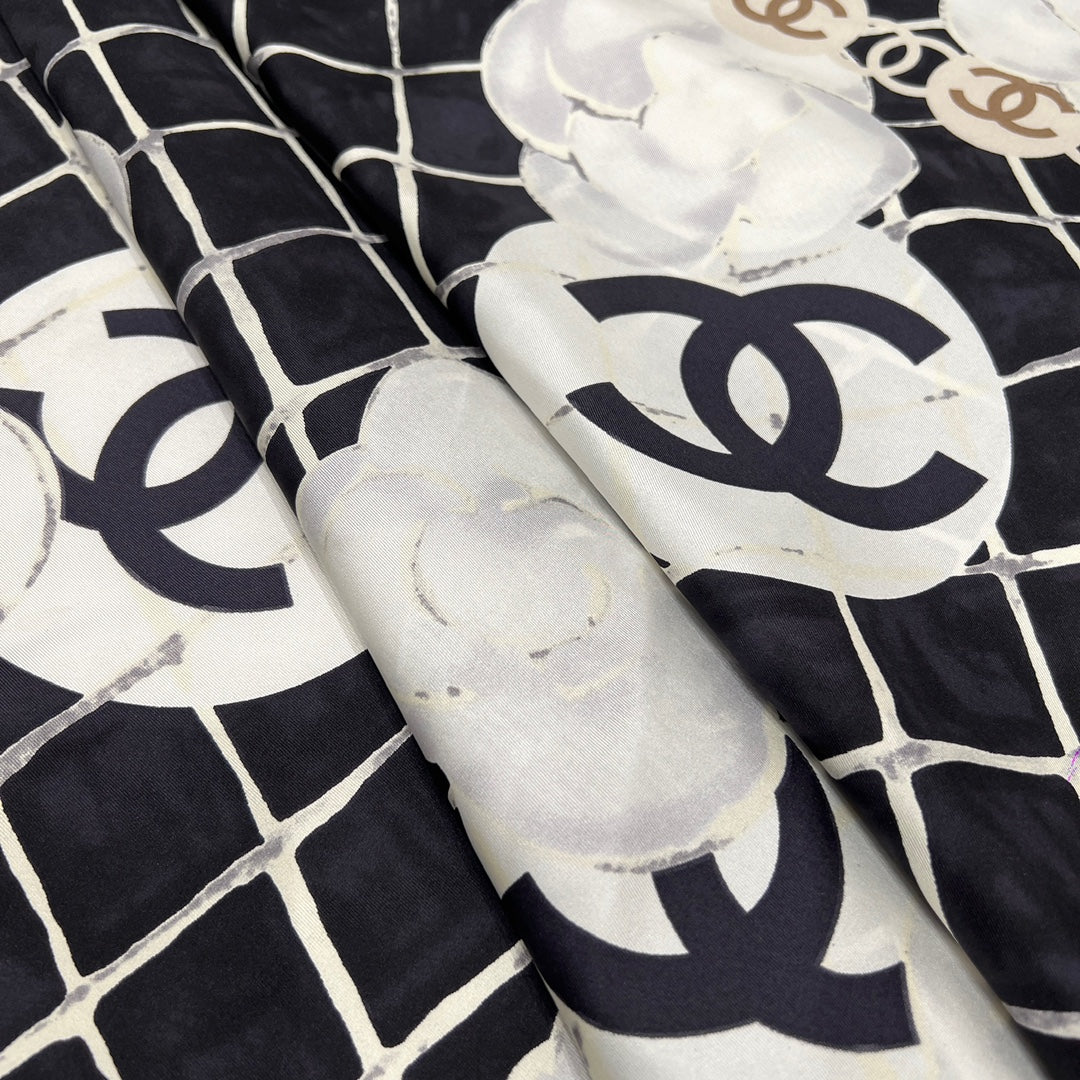 CHANEL 26S SCARF 90 IN SILK 311804