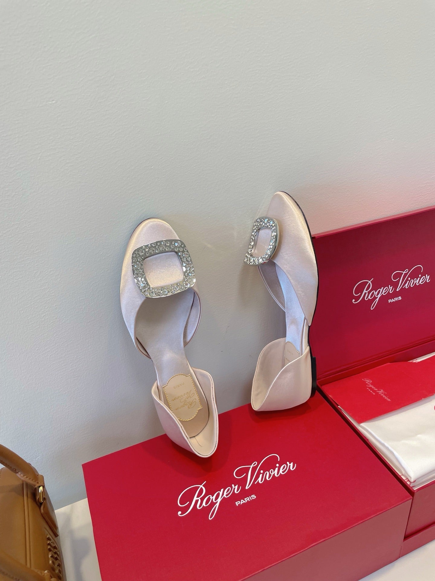 ROGER VIVIER BALLERINE FLATS IN BEIGE SATIN