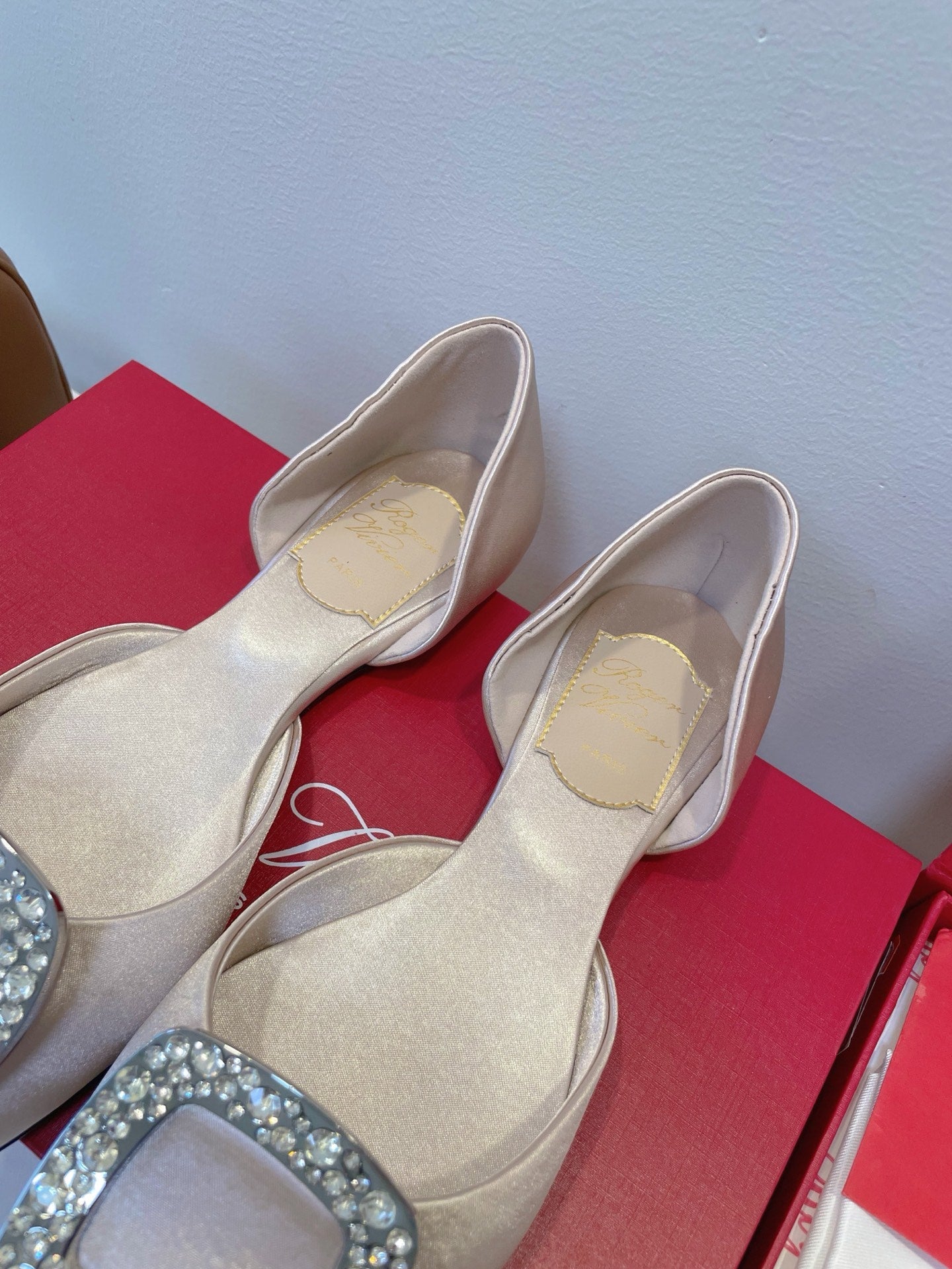 ROGER VIVIER BALLERINE FLATS IN BEIGE SATIN