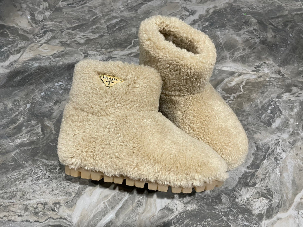 PRADA 26S ANKLE BOOTS IN BEIGE FUR