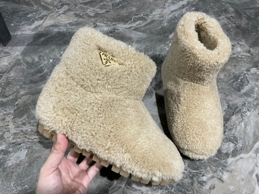 PRADA 26S ANKLE BOOTS IN BEIGE FUR