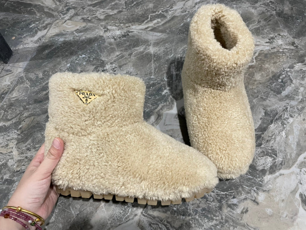 PRADA 26S ANKLE BOOTS IN BEIGE FUR