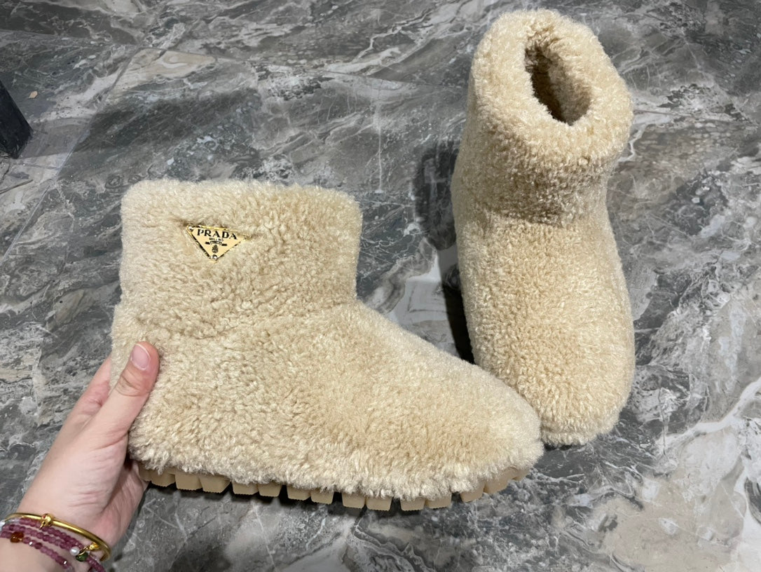 PRADA 26S ANKLE BOOTS IN BEIGE FUR