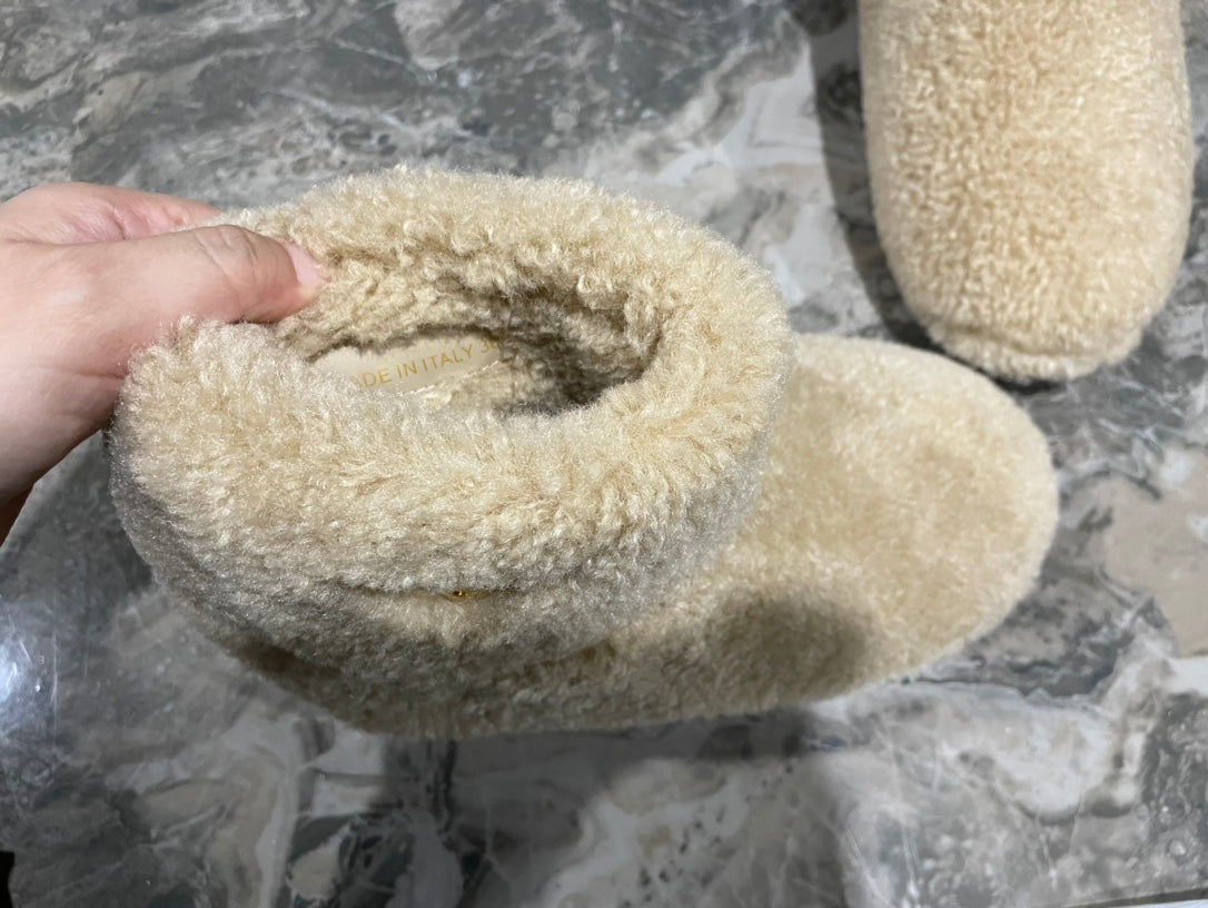 PRADA 26S ANKLE BOOTS IN BEIGE FUR