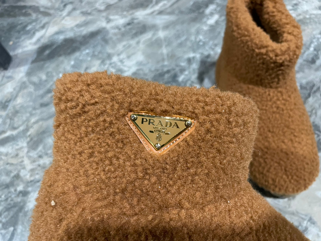 PRADA 26S ANKLE BOOTS IN CARAMEL BROWN FUR