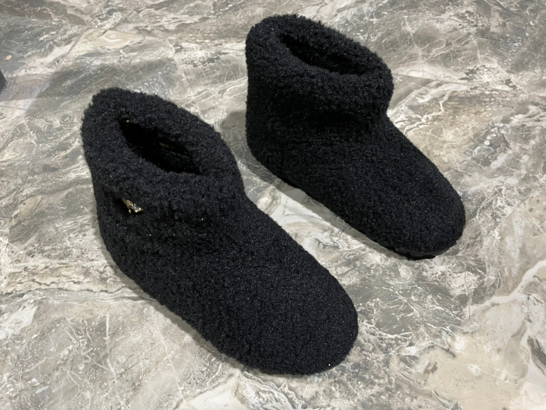 PRADA 26S ANKLE BOOTS IN BLACK FUR
