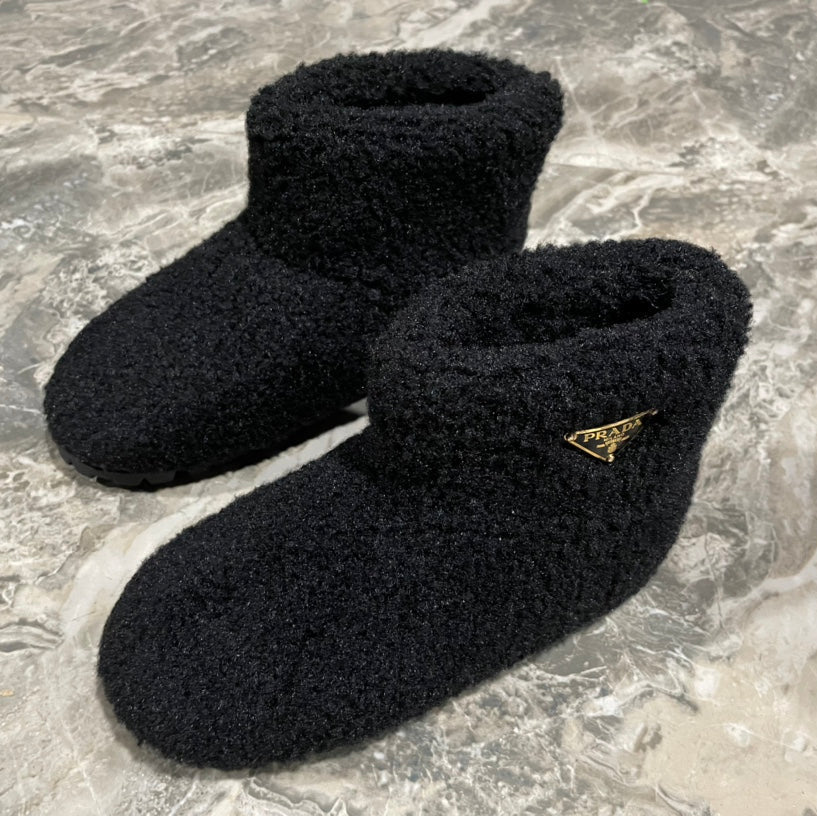 PRADA 26S ANKLE BOOTS IN BLACK FUR