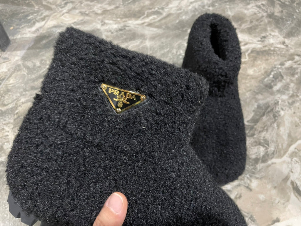 PRADA 26S ANKLE BOOTS IN BLACK FUR