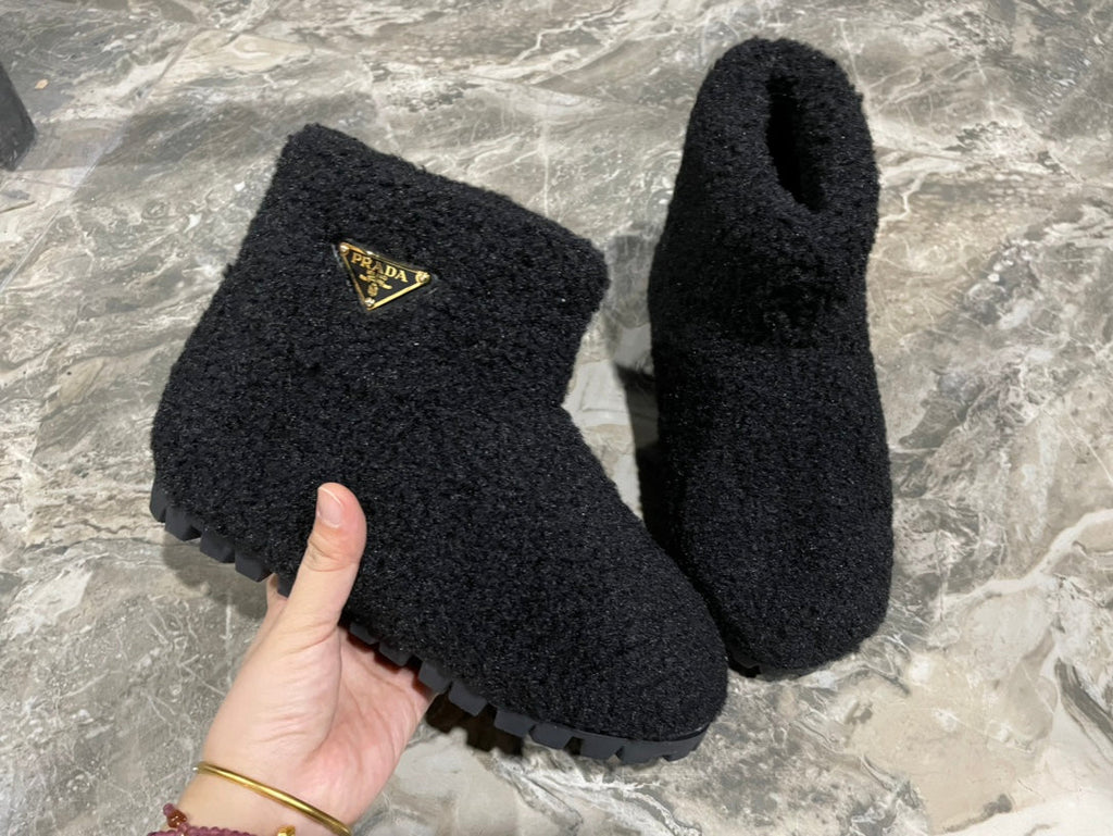 PRADA 26S ANKLE BOOTS IN BLACK FUR